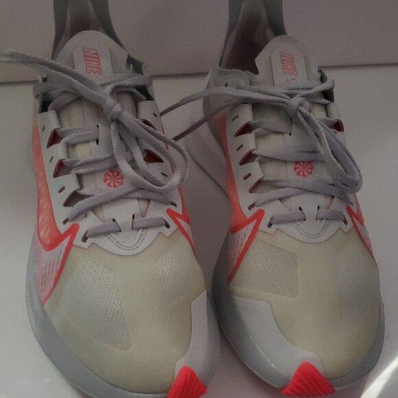 Size 8 - Nike women's Zoom Gravity Pure Platinum Red Orbit - Picture 6 of 7